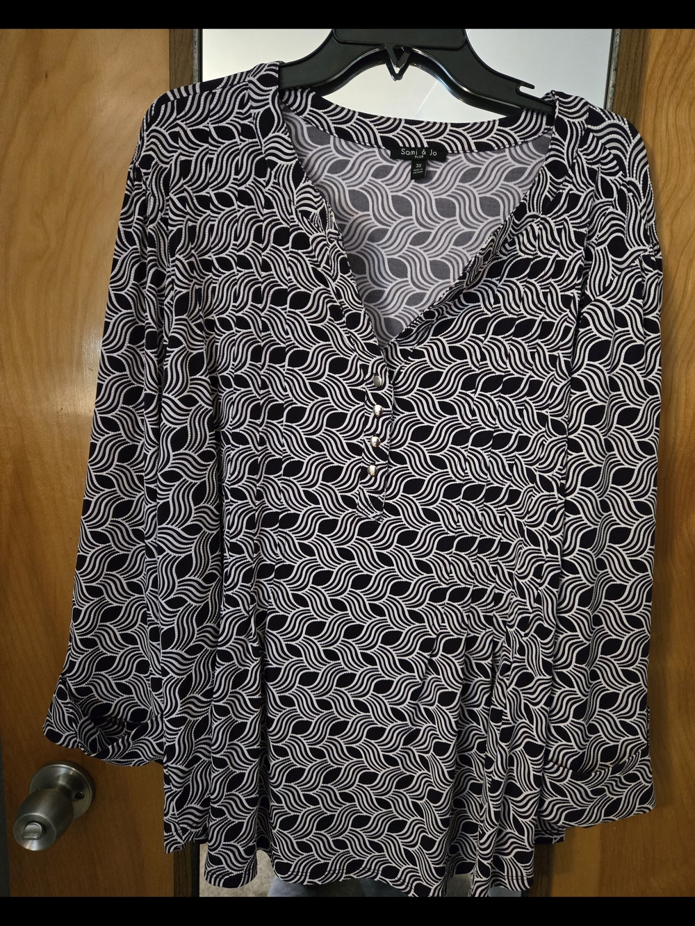 Sami & Jo Black and White Wave-Print Tunic